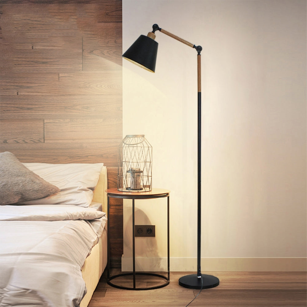 Svart golvlampa med förstärkt bas i järn och trä för stabilt stöd