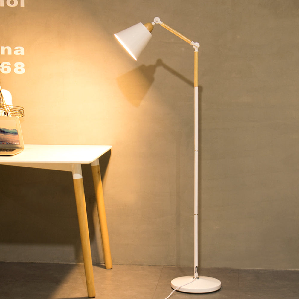 Golvlampa med justerbar vinkel som riktar LED-ljuset nedåt