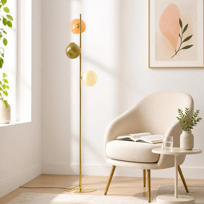 Golvlampa med opalglasglober tänd för atmosfärisk belysning