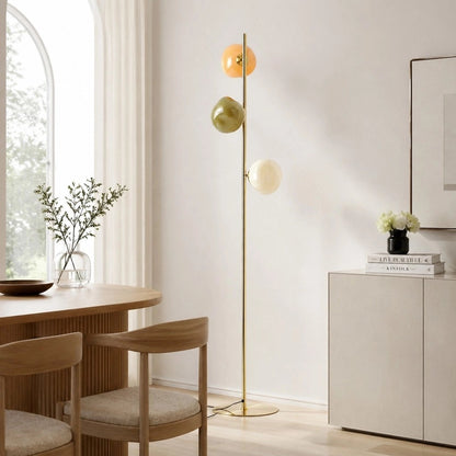 Modern golvlampa med tre vertikala opalglasglober