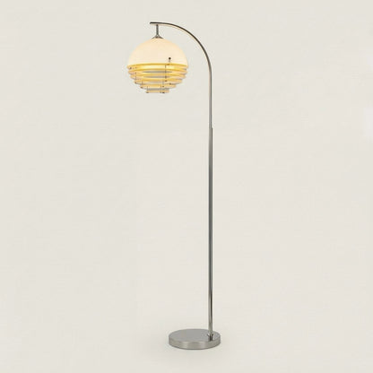 Golvlampa med bågformad kromstomme och frostad kupol i akryl