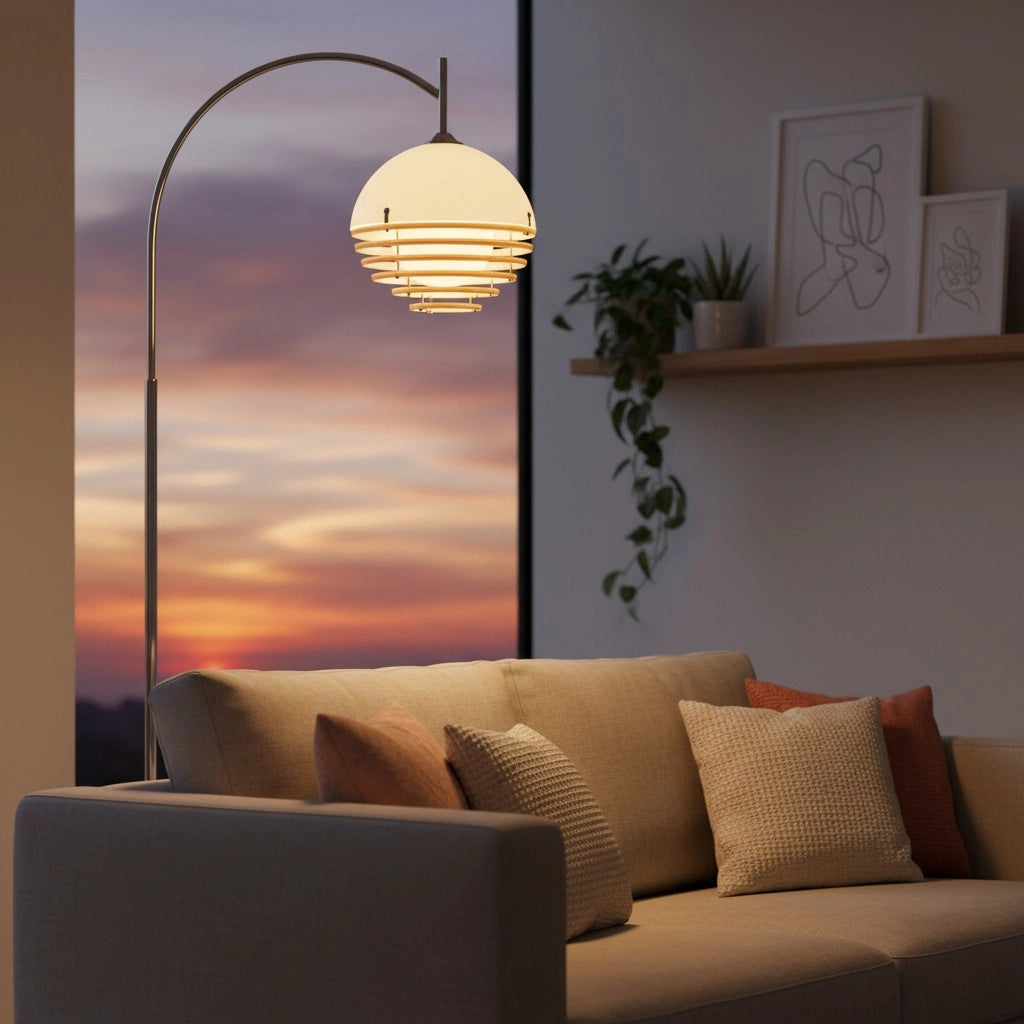 Golvlampa i glas och akryl tänd i ett vardagsrum