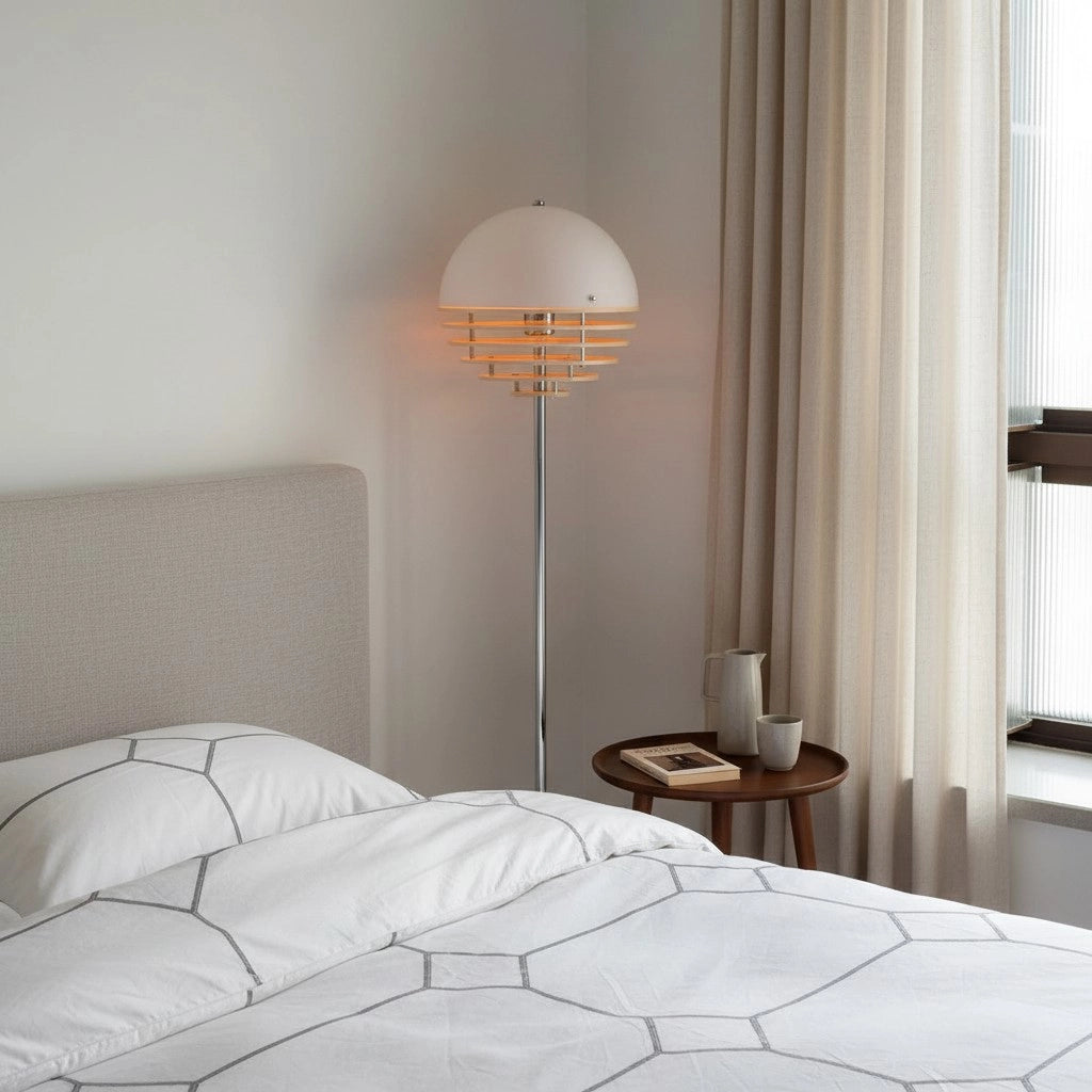 Golvlampa med varmt gradientljus intill en soffa