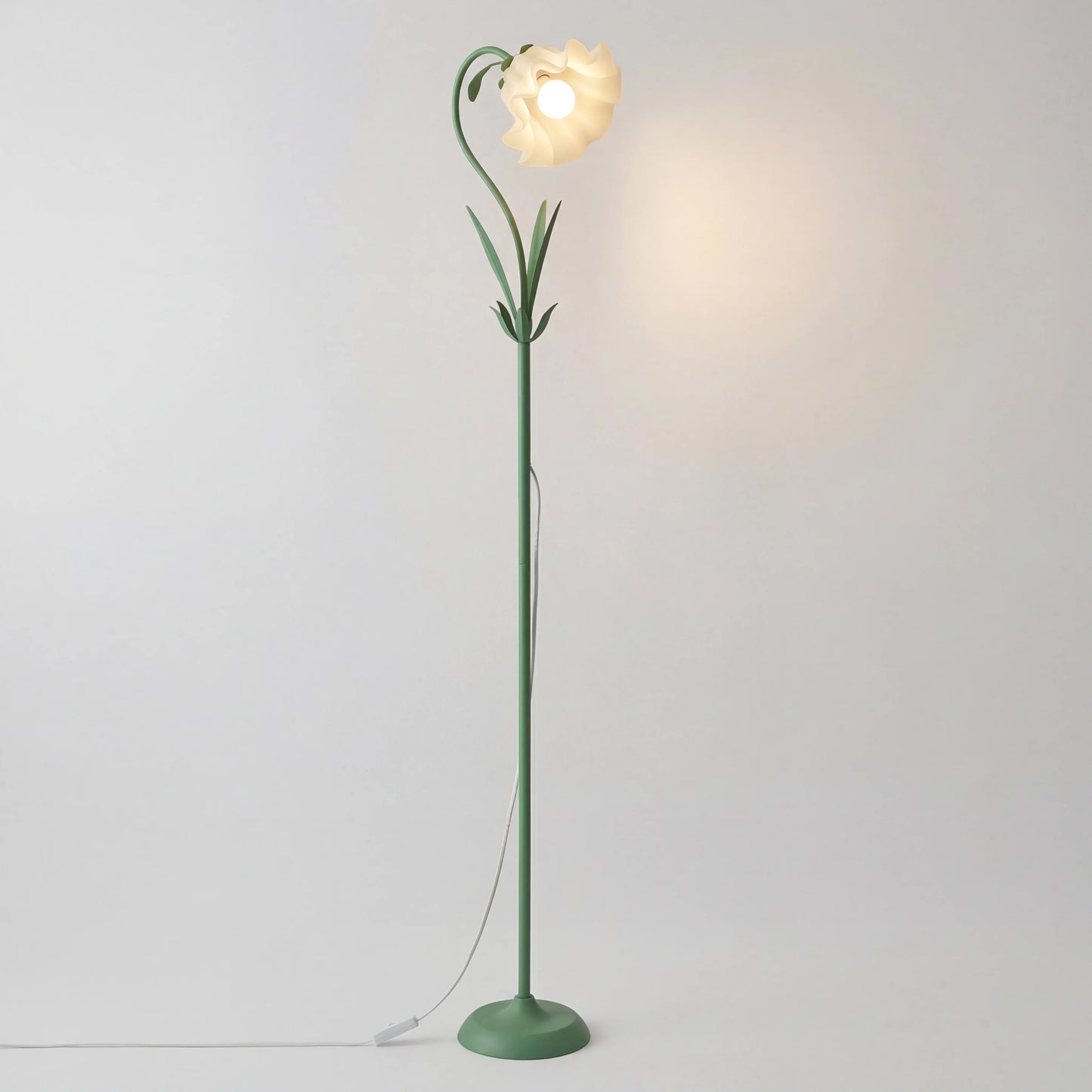 Närbild på den blomformade akrylskärmen i grönt på golvlampan