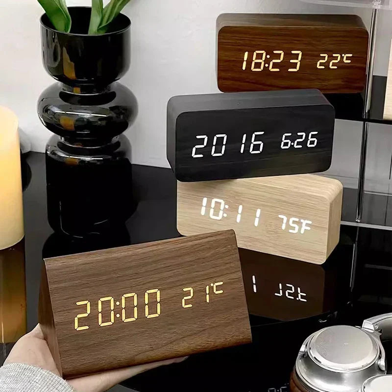 Väckarklocka i ljust trä med skarp LED-sifferdisplay
