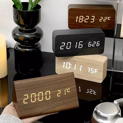 Väckarklocka i ljust trä med skarp LED-sifferdisplay