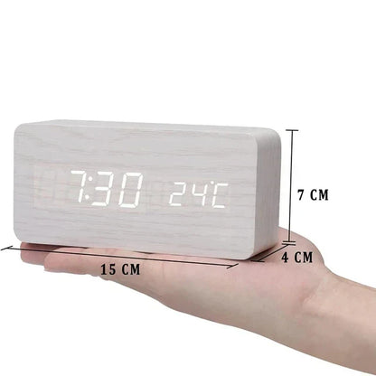 Närbild på LED-väckarklockans träfinish och display
