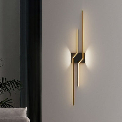 Vit linjär LED-vägglampa i minimalistisk design