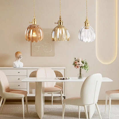 Grön pendellampa i glas med blomformad skärm