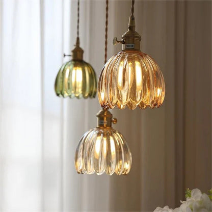 Transparent pendellampa i glas med blomformad skärm