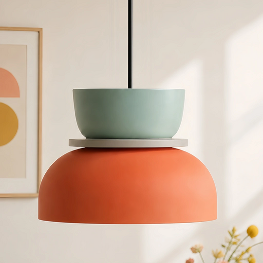 Pendellampa i color block-design med färgglad akrylskärm och matt aluminium