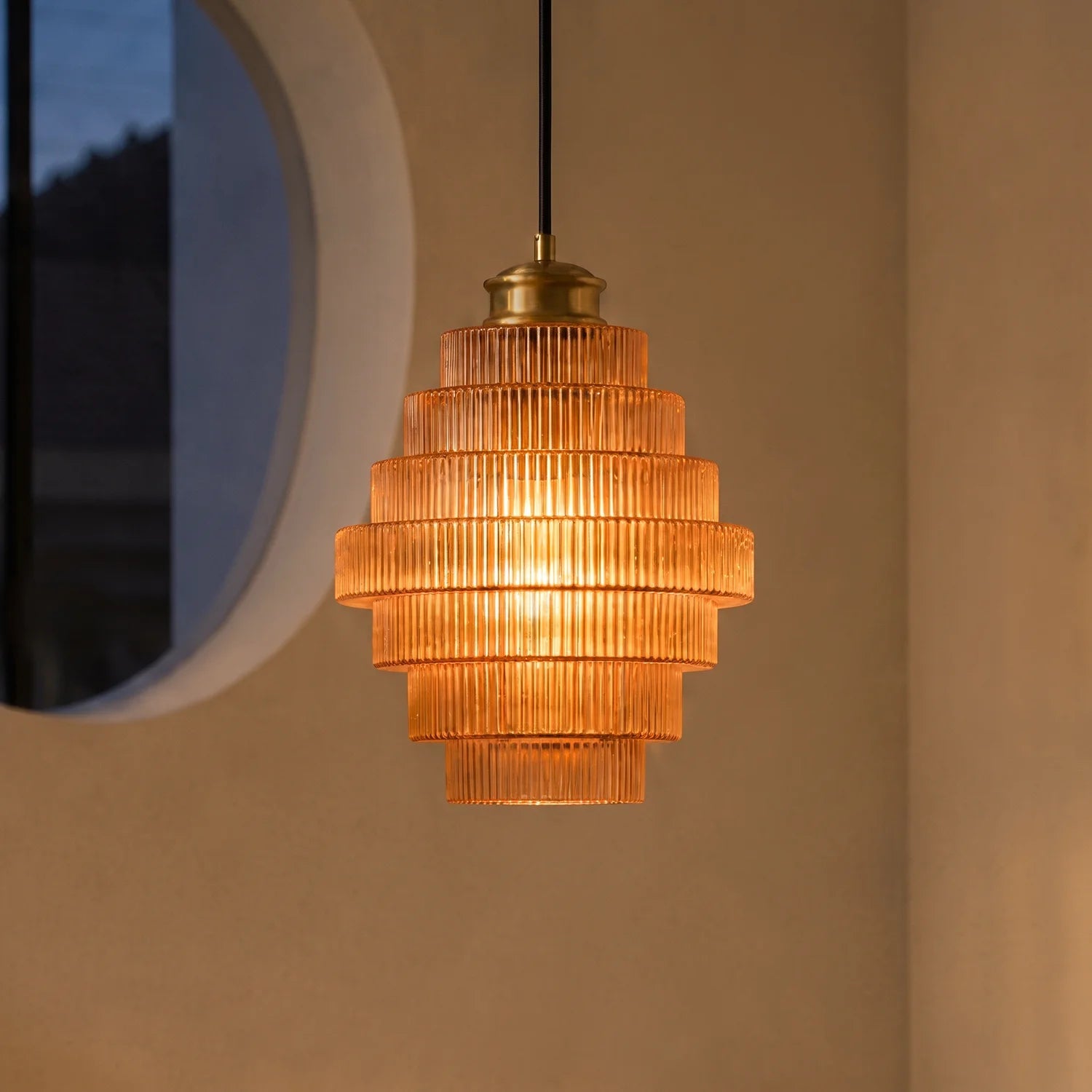 Pendellampa i orange färgat glas för matplats