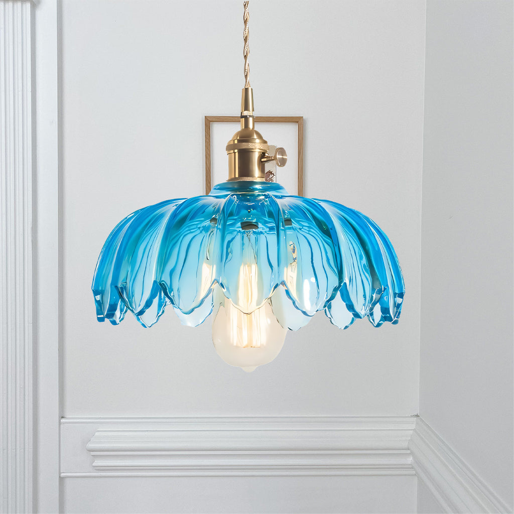 Detalj av munblåst glas på dekorativ pendellampa