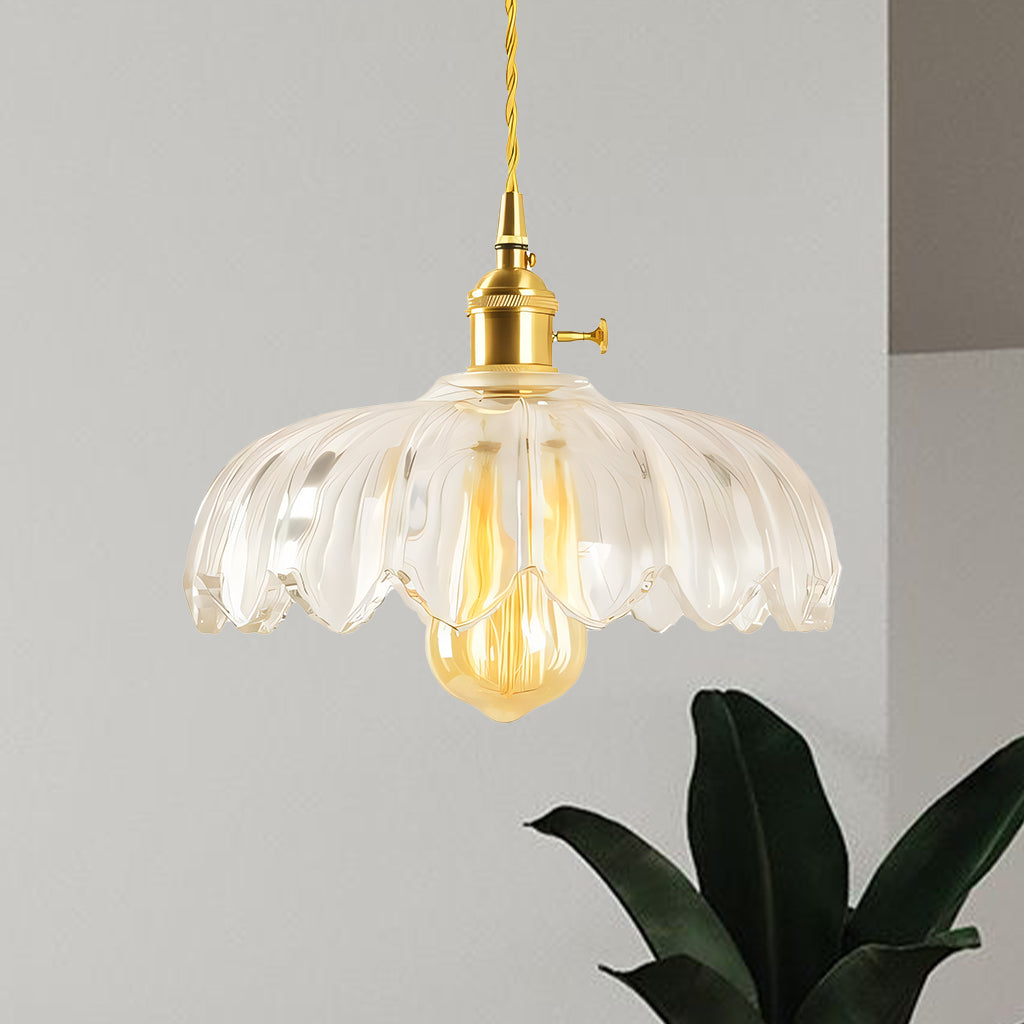 Färgat glas på pendellampa i modern nordisk inredning