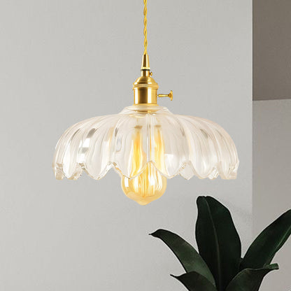 Färgat glas på pendellampa i modern nordisk inredning