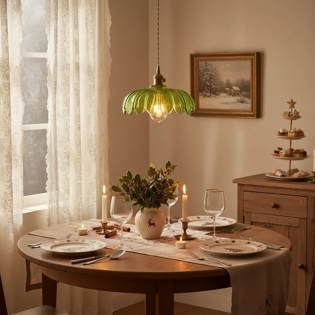 Vit tulpanformad pendellampa i glas med mässingsfäste