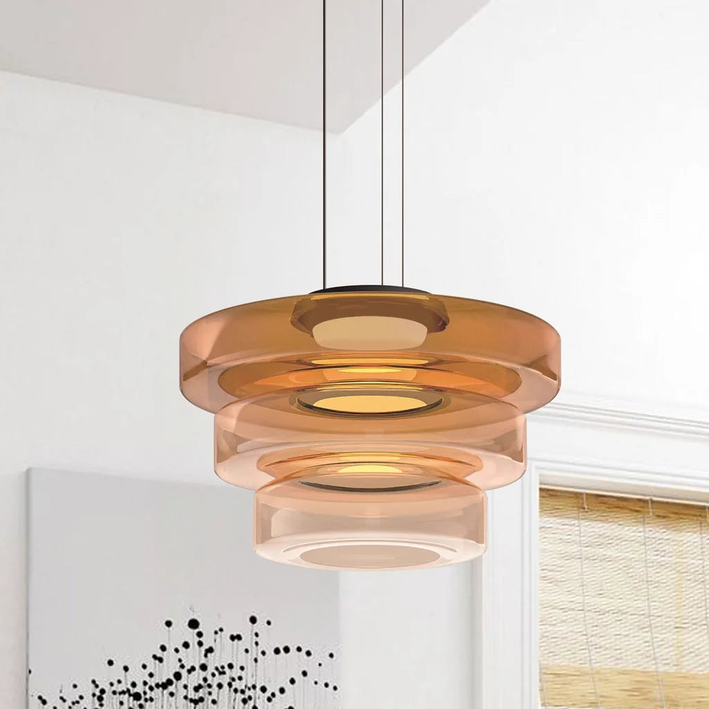 Grön glasskärm med järndetaljer i modern nordisk pendellampa