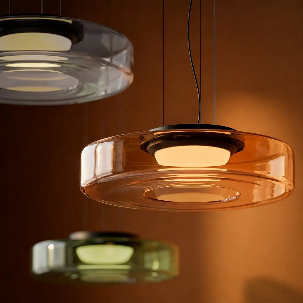 Rökgrå glaspendellampa med skivor i glas och detaljer i järn