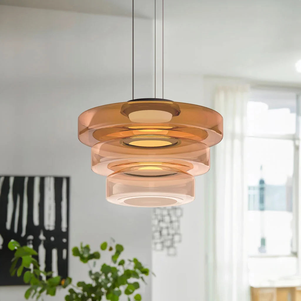 Detalj av järnram och glasskivor på bärnstensfärgad pendellampa