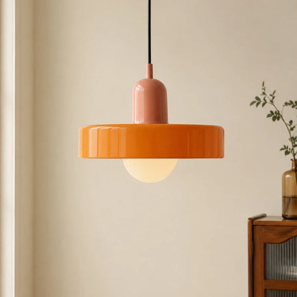Röd pendellampa i glas och keramik med grön skärm och skulpturalt uttryck