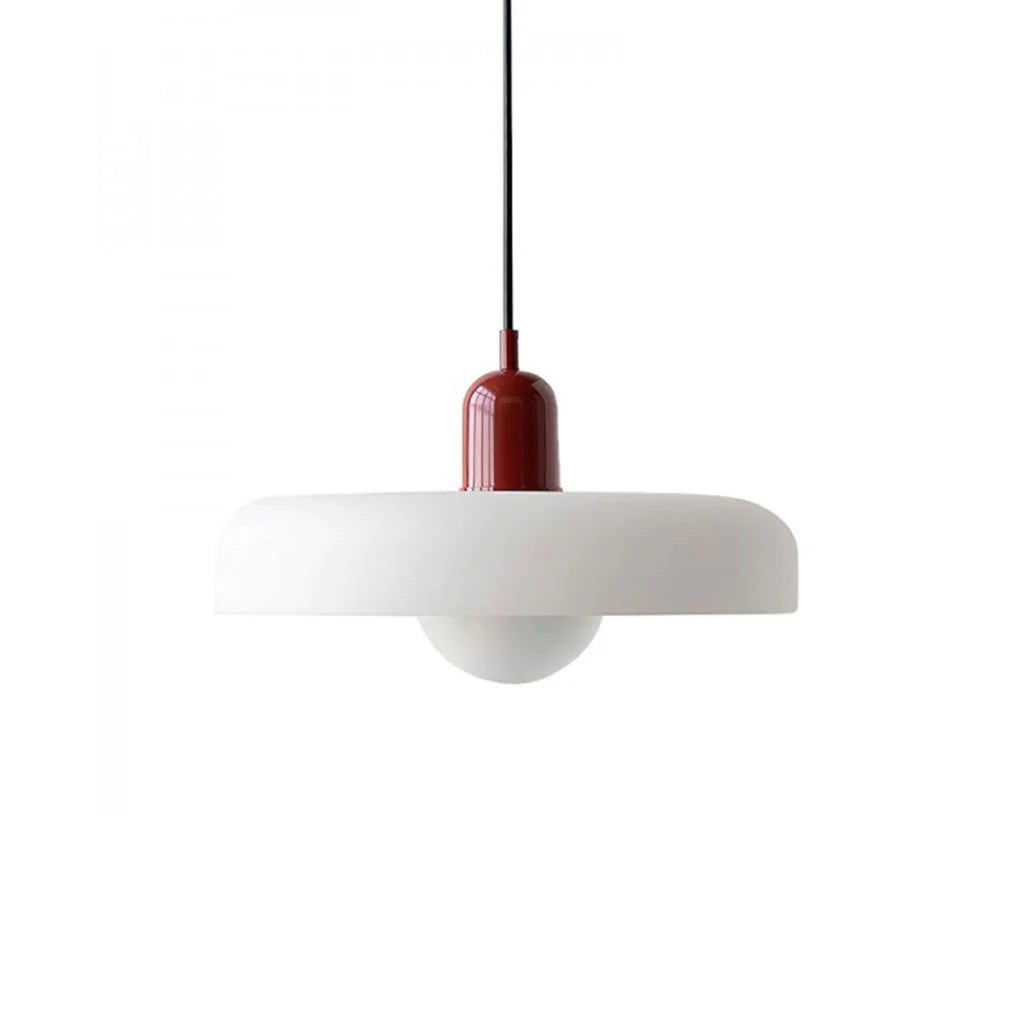 Röd pendellampa i keramik och glas med vit skärm och mjukt sken