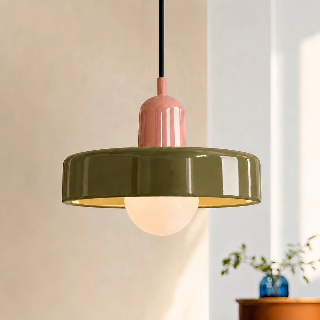 Röd pendellampa med gul glasskärm och större dekorativ skivform