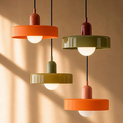 Beige pendellampa i keramik och glas med grön skärm, dekorativ orbform