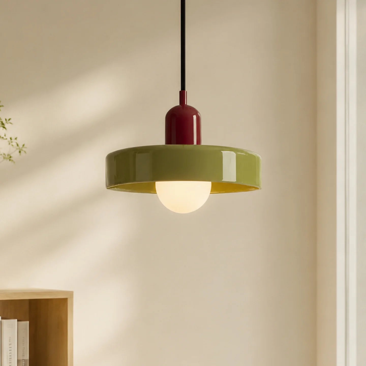 Beige pendellampa i glas och keramik med vit skärm och mjukt ljus