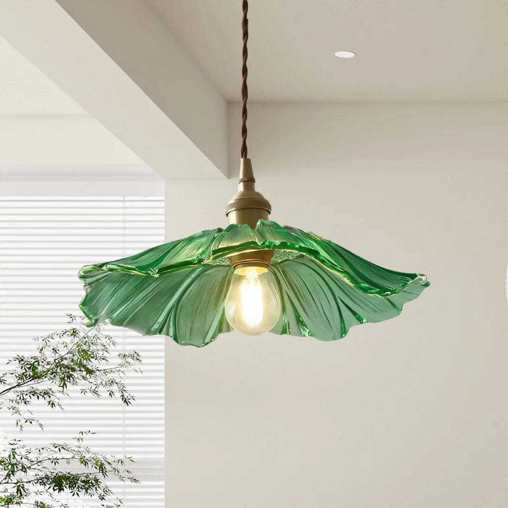Pendellampa Lotus i munblåst glas som dekorativ ljuskälla för hemmet
