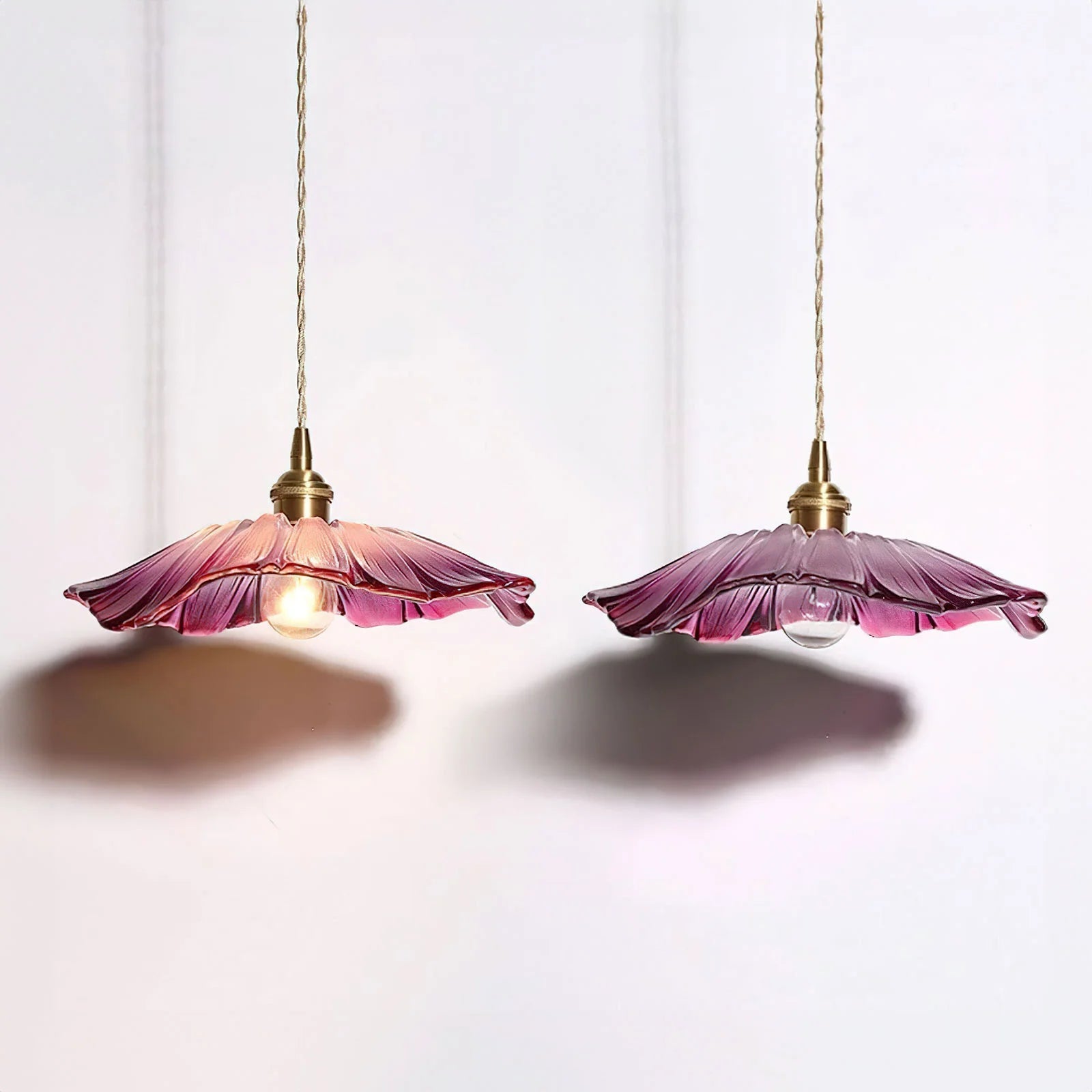 Grön glaspendel med lotusformad skärm och kopparfäste