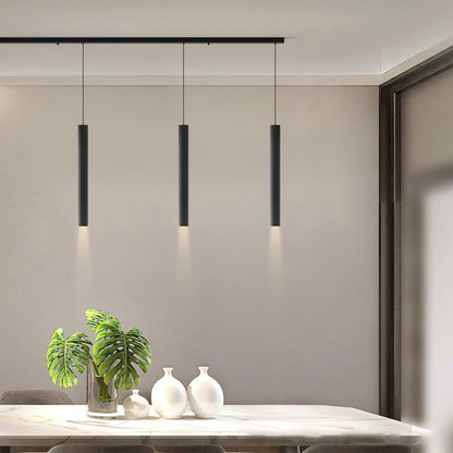 Pendellampa i svart aluminium med varmt LED-sken i vardagsrum