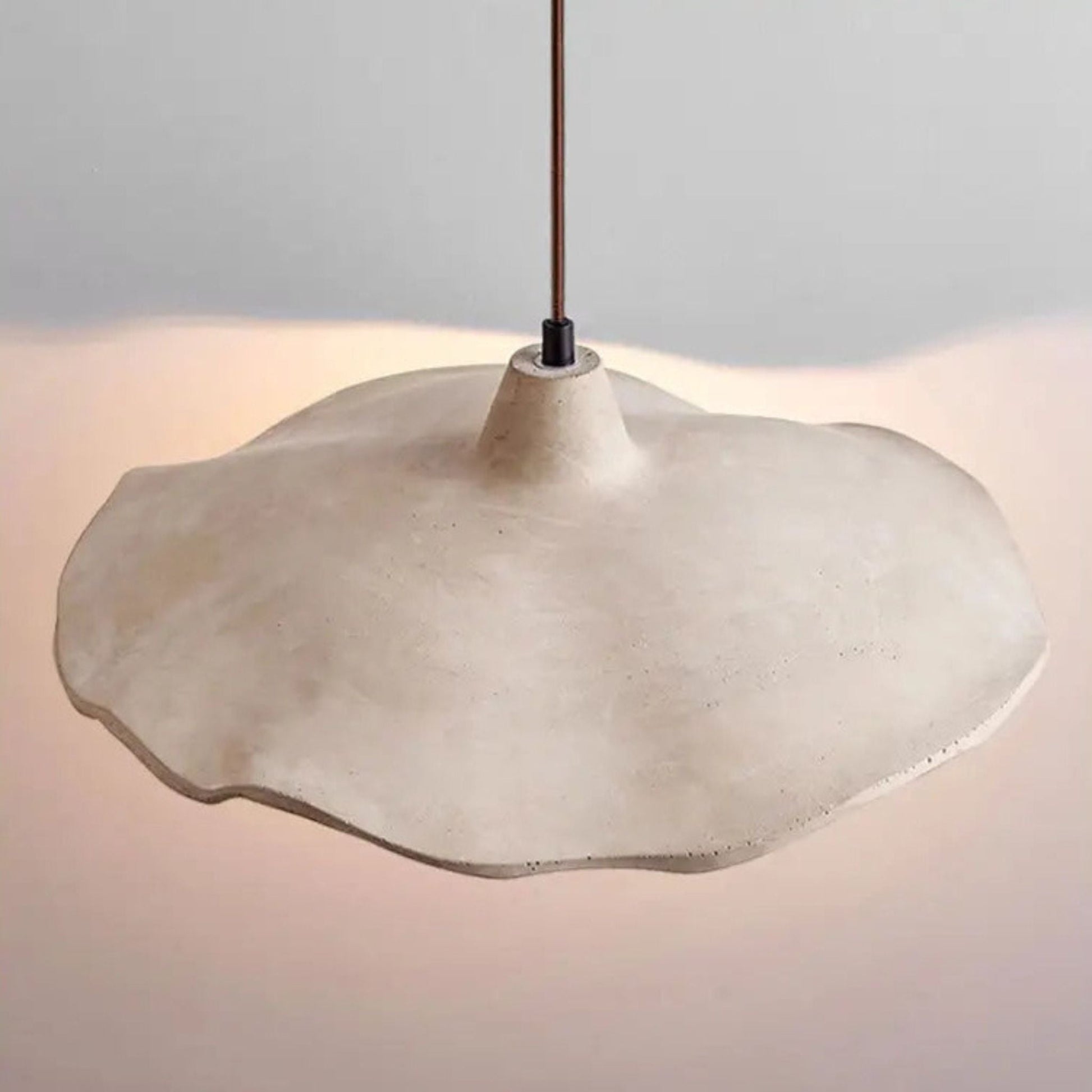 Handgjord travertinlampa med mjukt nedåtljus