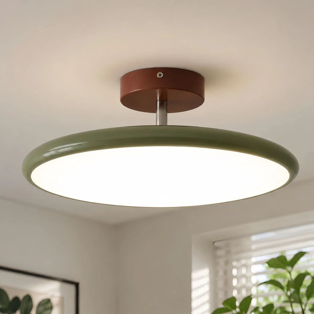 Beige plafond i metall och akryl som sprider varmt LED-ljus i vardagsrum