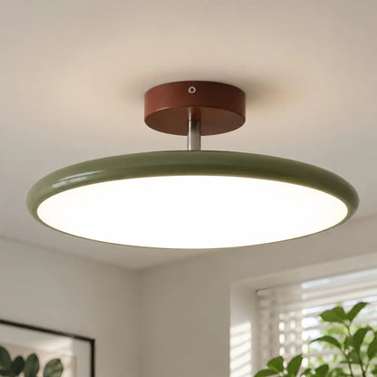 Beige plafond i metall och akryl som sprider varmt LED-ljus i vardagsrum