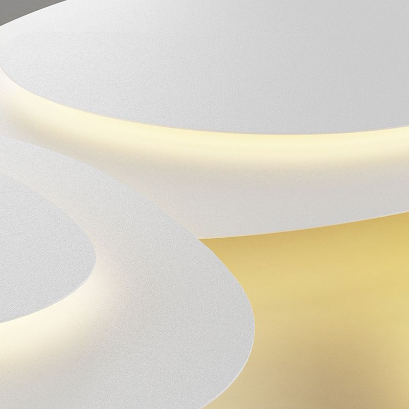 Skulptural taklampa med mjukt LED-sken i matrum
