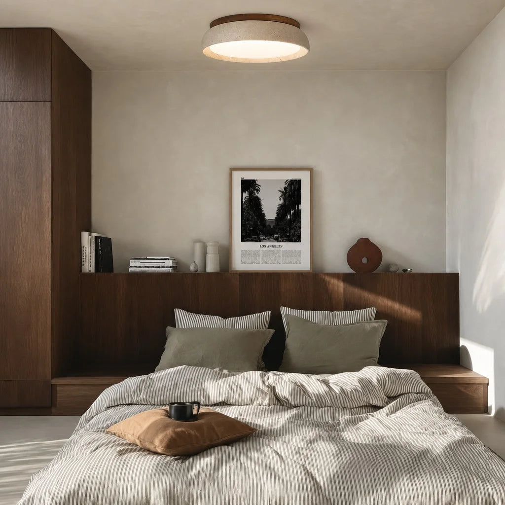 Rund takplafond i natursten och valnöt tänd med varmt LED-ljus