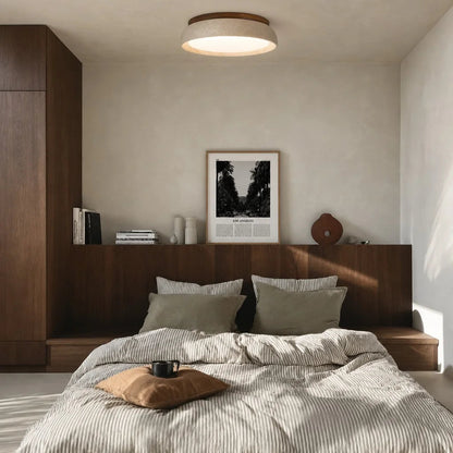 Rund takplafond i natursten och valnöt tänd med varmt LED-ljus