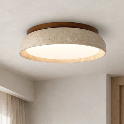 Minimalistisk rund plafond i natursten och valnöt monterad i hall