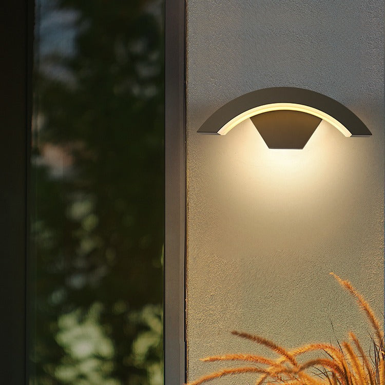 Utomhusvägglampa båge LED med varmt sken vid entrén