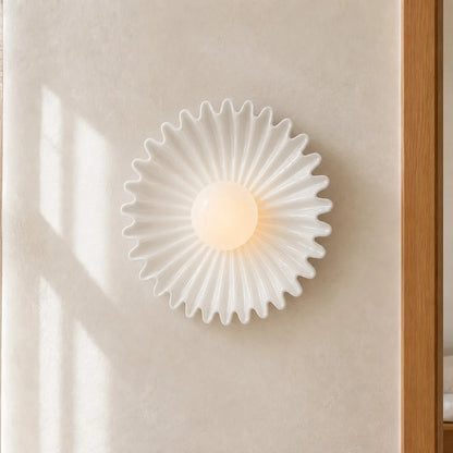 Vägglampa i off-white keramik med blommotiv och lysande akrylkupa