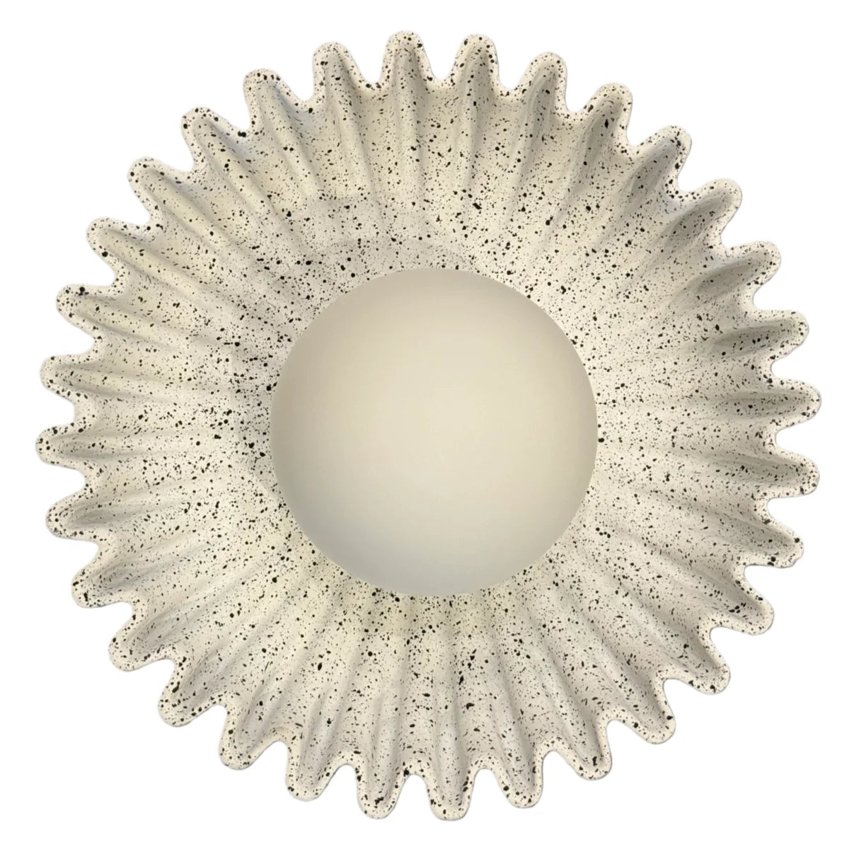 Keramikvägglampa i nordisk minimalistisk stil på vägg