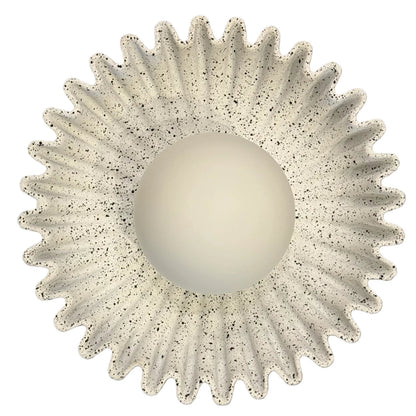 Keramikvägglampa i nordisk minimalistisk stil på vägg