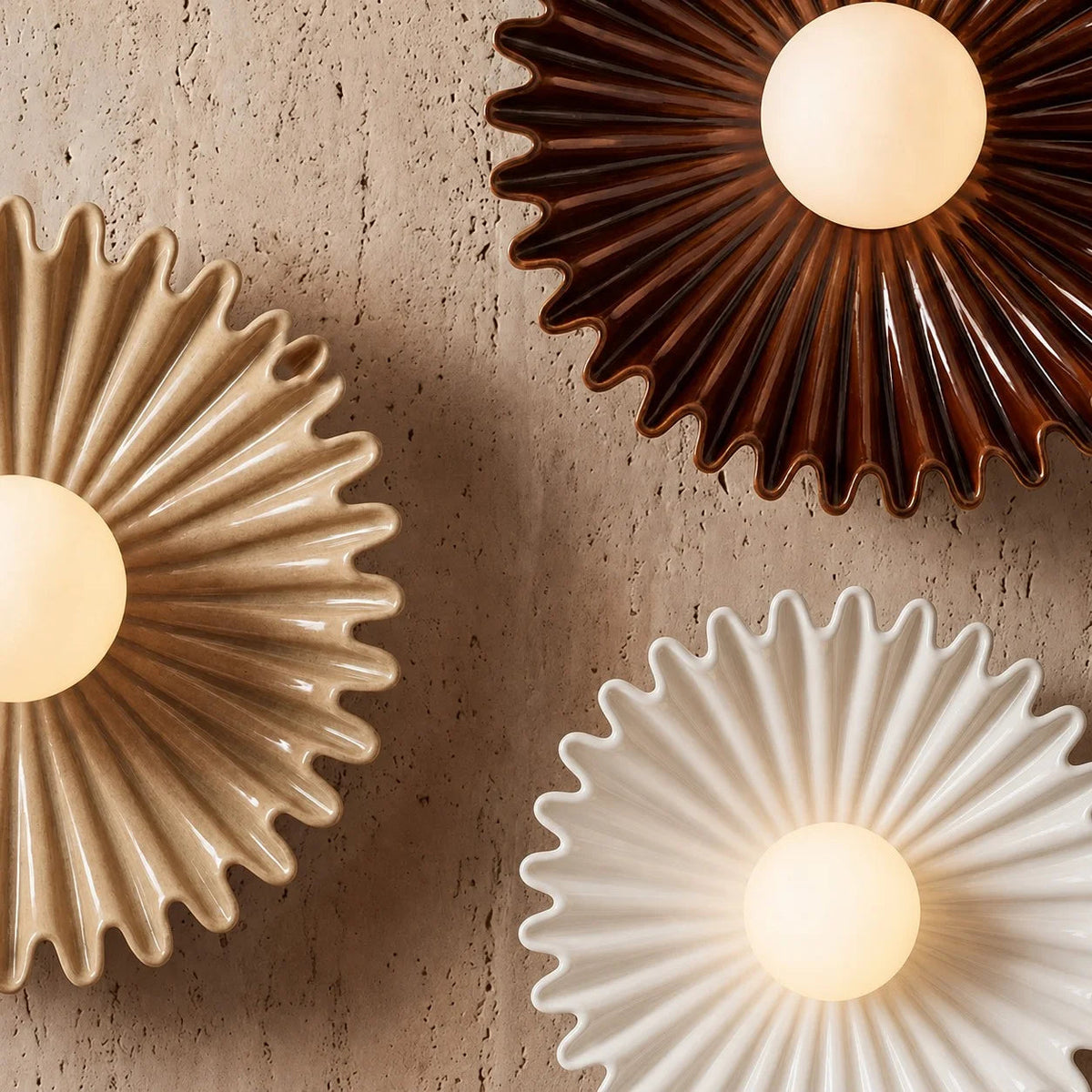 Beige keramikvägglampa med mjukt diffust sken i sovrum