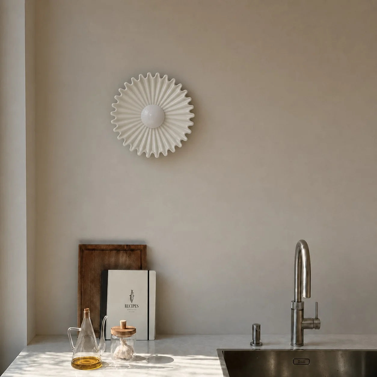 Brun keramikvägglampa med blomform och varmt ljus