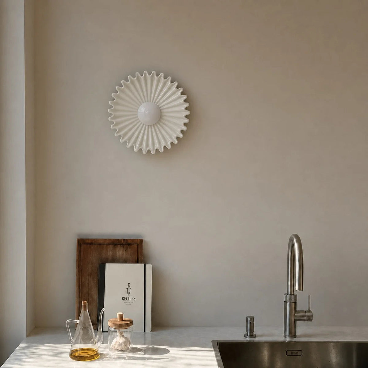 Brun keramikvägglampa med blomform och varmt ljus