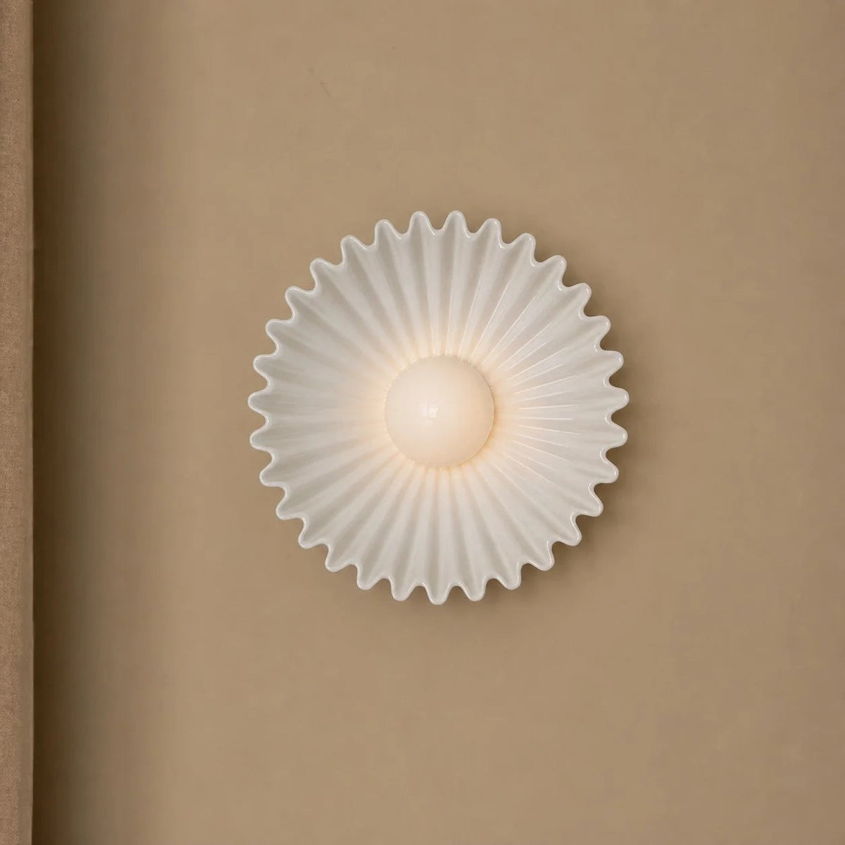 Svart keramikvägglampa med central lysande akrylkupa