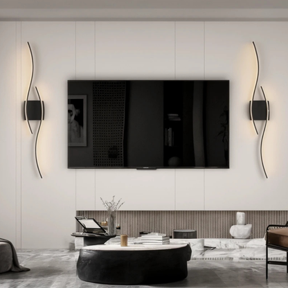 Skulptural LED-vägglampa med böljande form i hallen