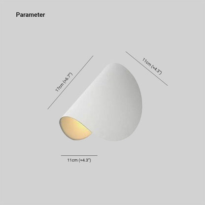 Skulptural metallvägglampa som blickfång i vardagsrummet