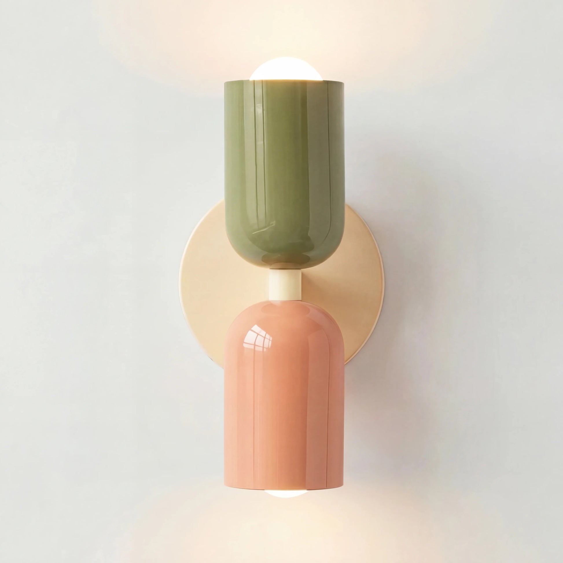 Närbild på den runda macaronformade vägglampan i metall