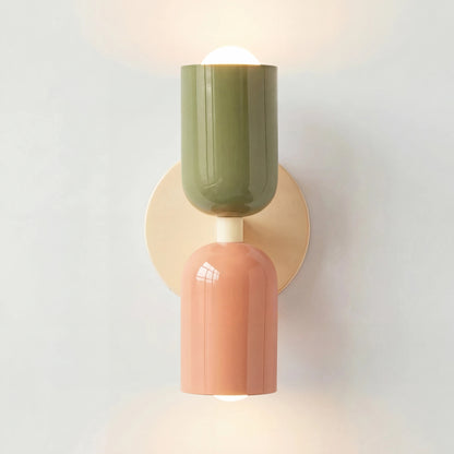 Närbild på den runda macaronformade vägglampan i metall